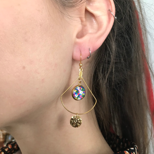 BOUCLES D'OREILLES Légères Dorées Fleurs multicolores