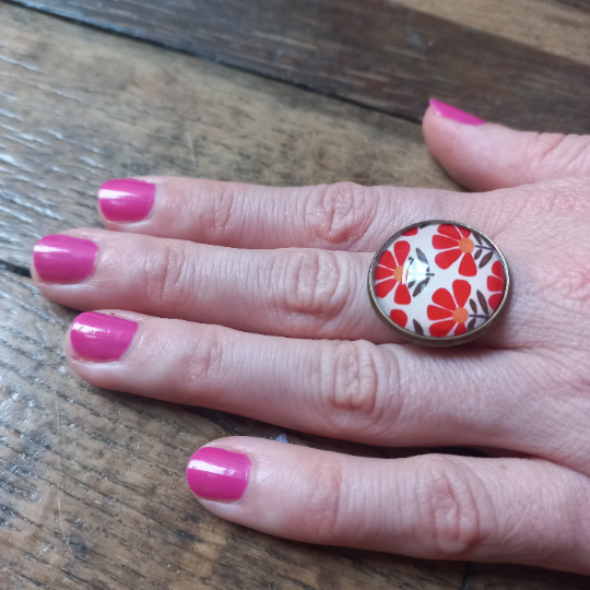 Bague Fleurs rouges rétro fond beige