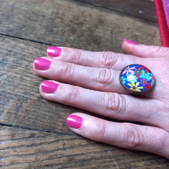 Bague Fleurs multicolores seventies sur fond bleu