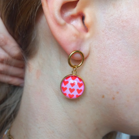 BOUCLES D'OREILLES PENDANTES dorées ou argentées coeurs rouges sur fond rose