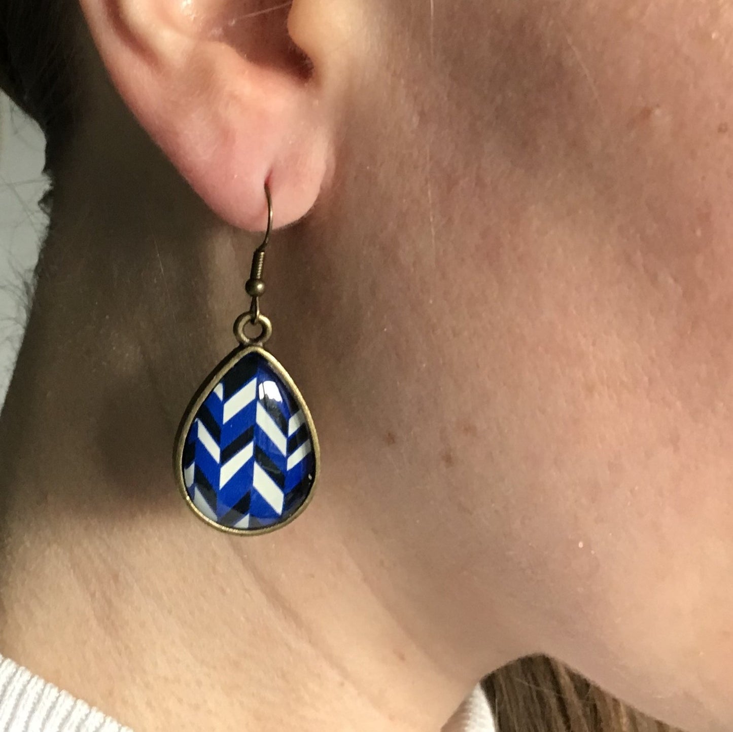 Boucles d'Oreilles Gouttes Chevrons Bleus et Blancs