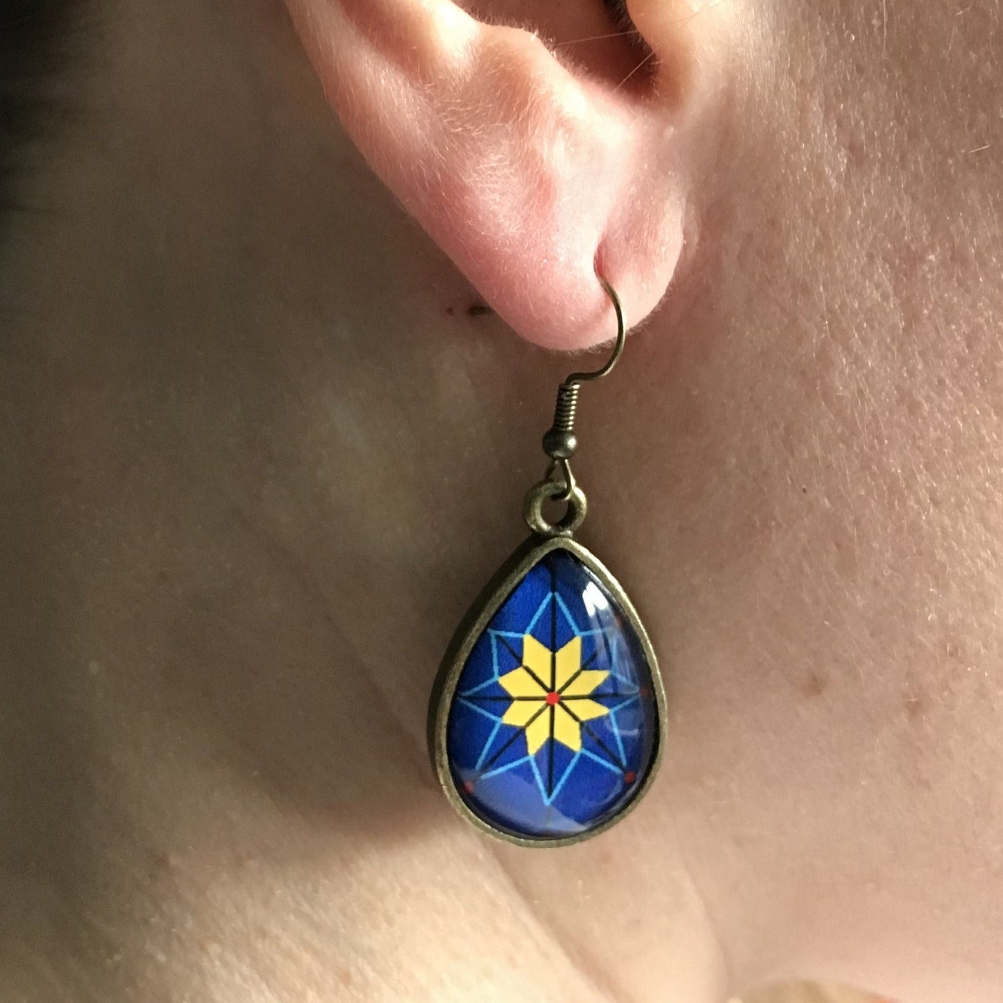 Boucles d'Oreilles Gouttes Etoile Jaune sur fond Bleu