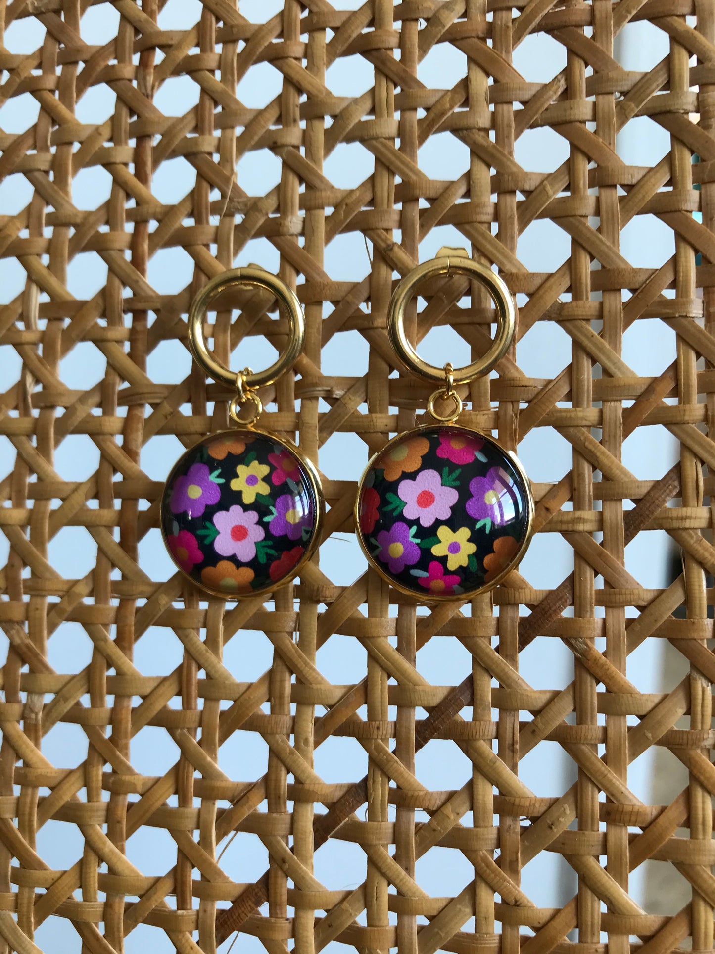 BOUCLES D'OREILLES PENDANTES dorées ou argentées Fleurs multicolores sur fond noir