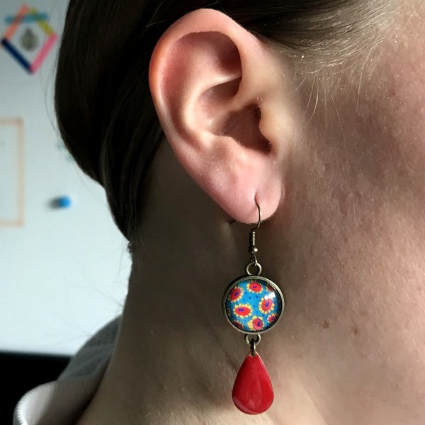 Boucles d'Oreilles Fleurs Rouges et Jaunes sur fond Vert