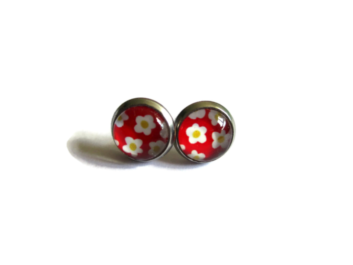 Puces d'Oreilles Enfant Fleurs Rétro blanches sur fond rouge