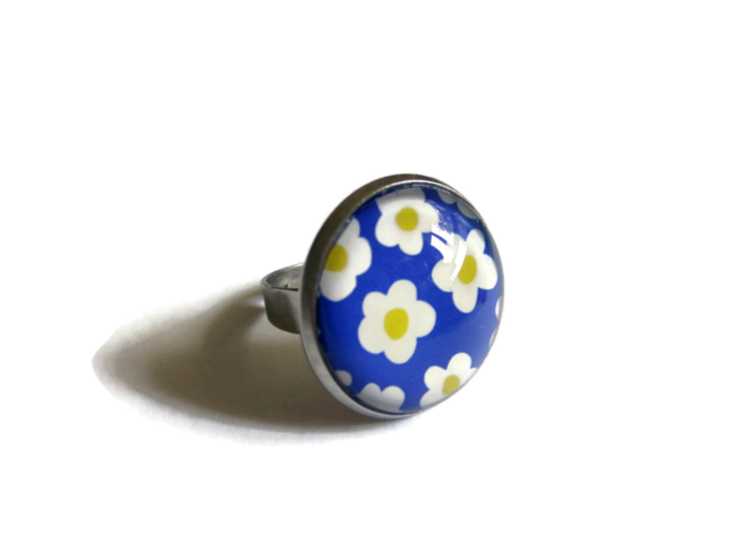 Bague Fleurs Blanches rétro fond bleu