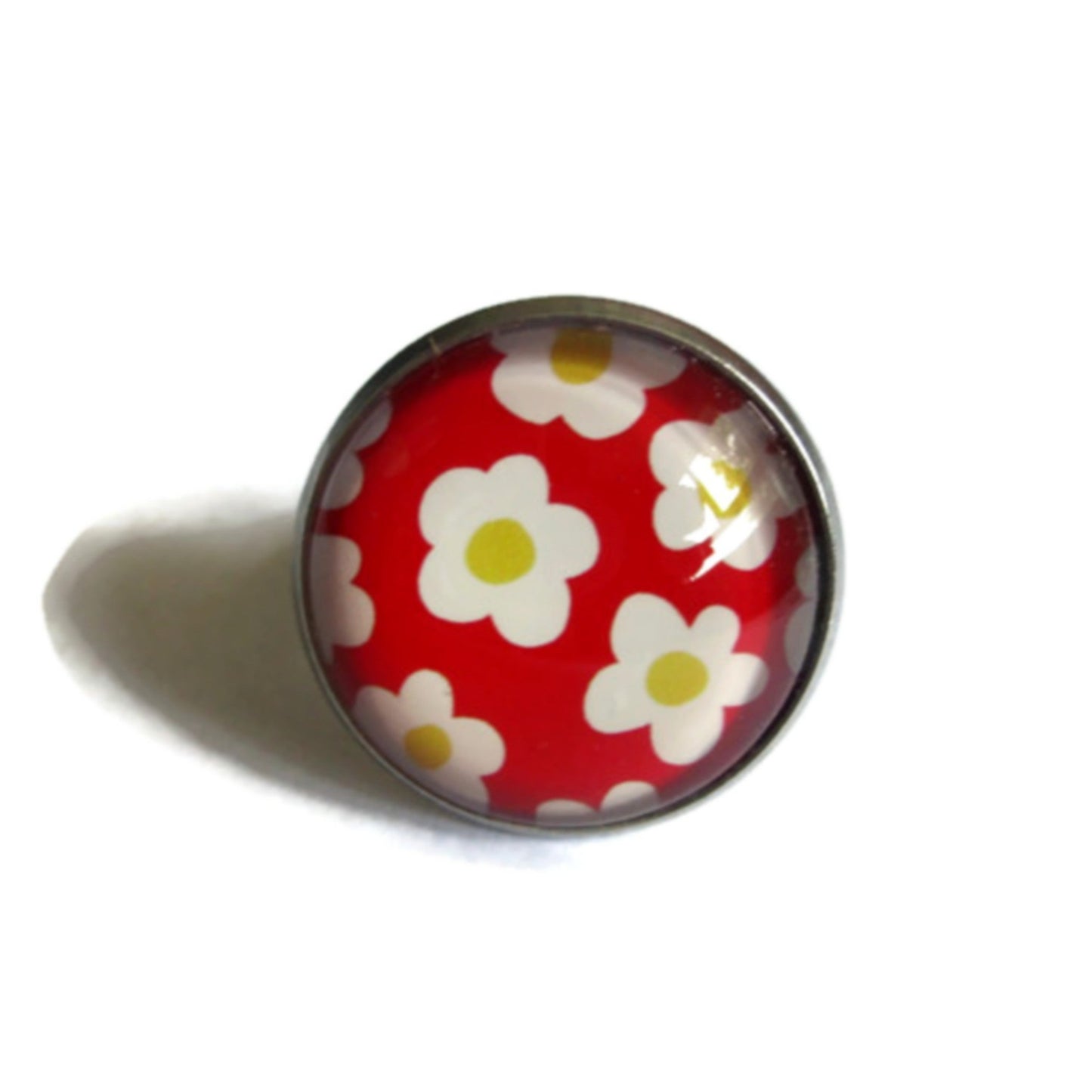 Bague Fleurs Blanches rétro fond rouge