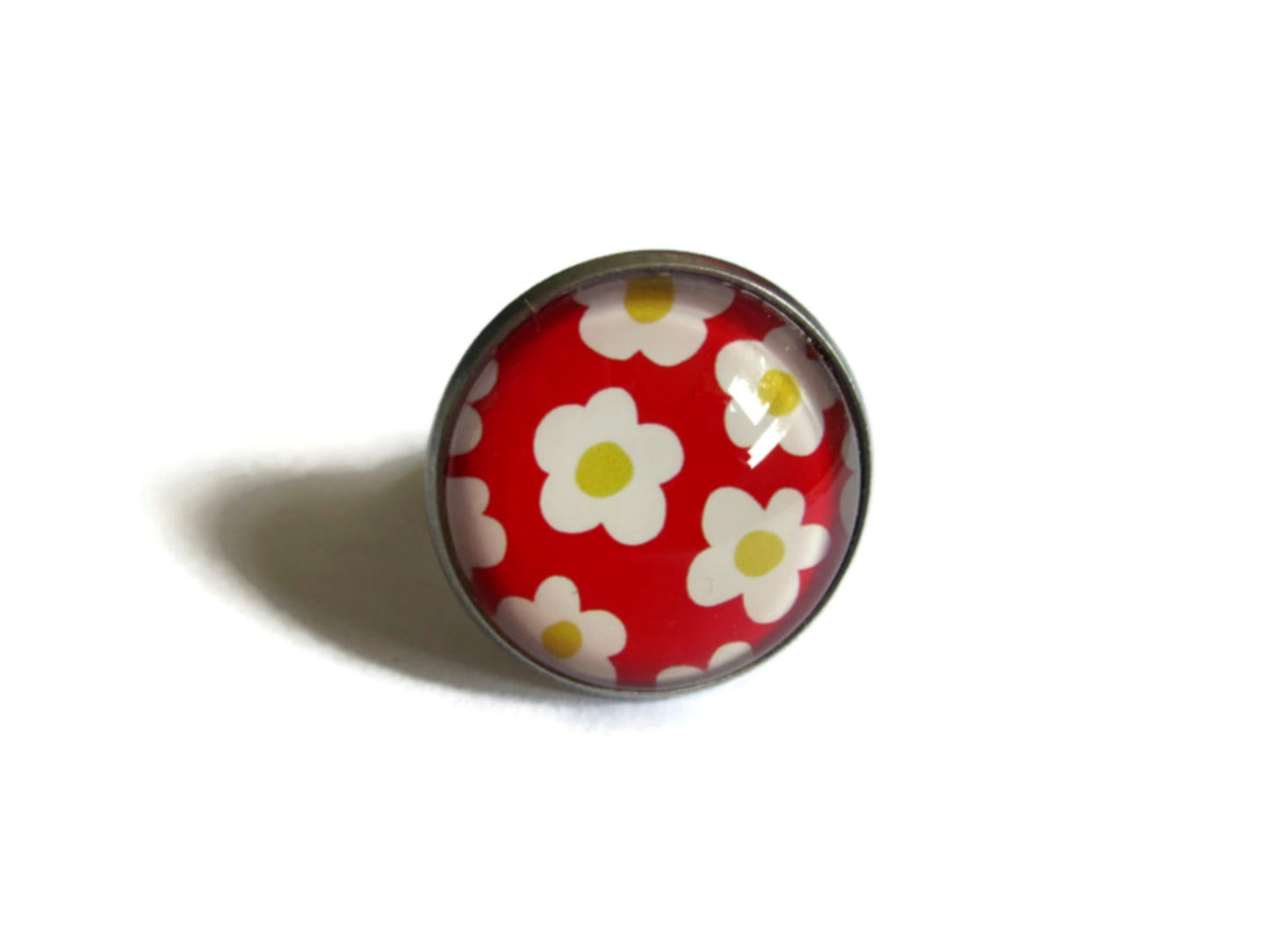 Bague Fleurs Blanches rétro fond rouge