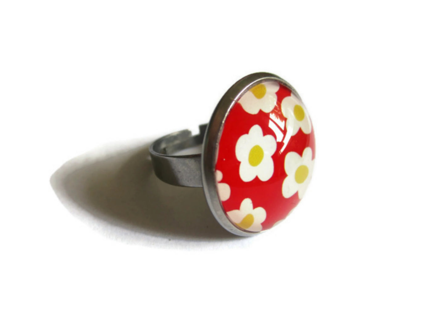 Bague Fleurs Blanches rétro fond rouge