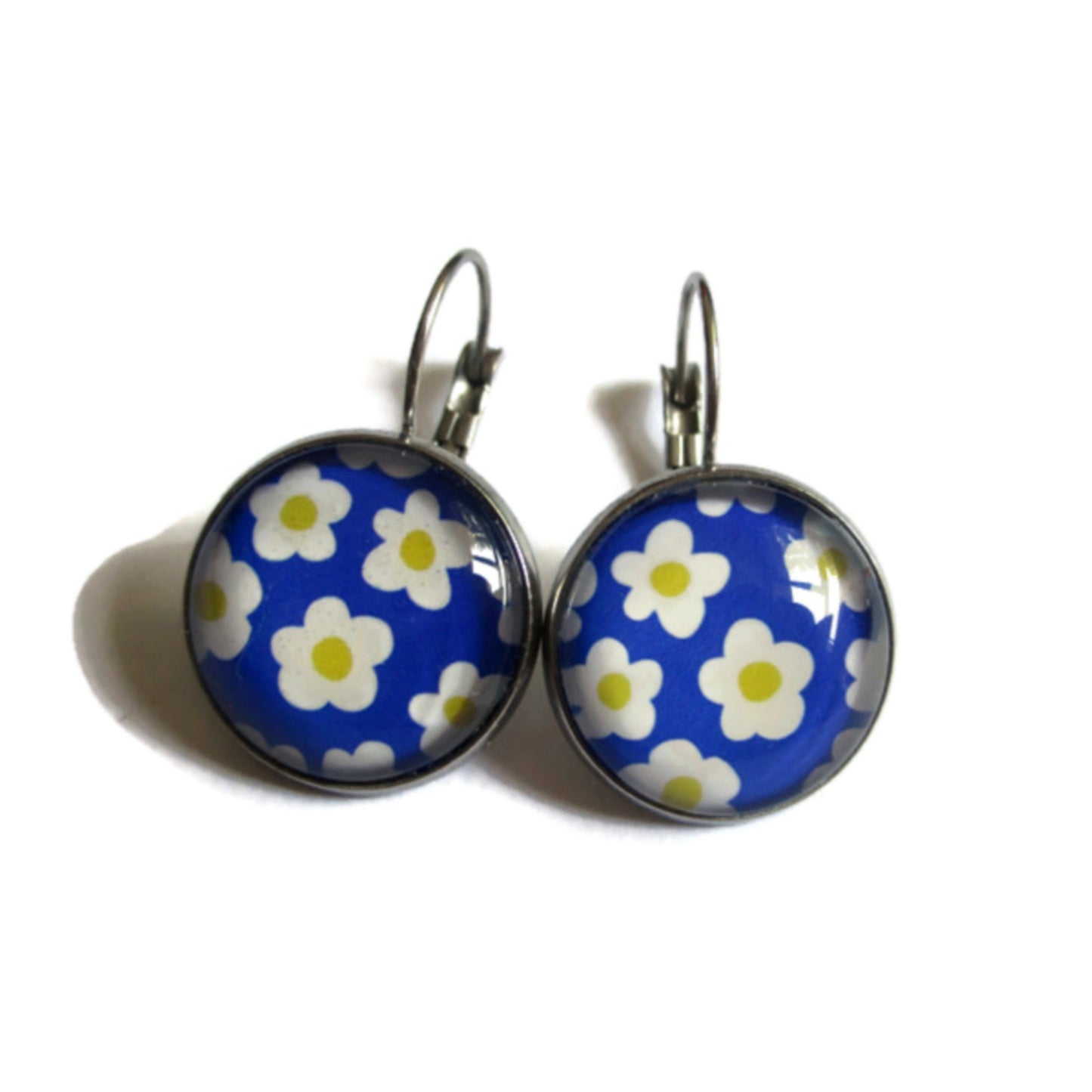 Boucles d'Oreilles Dormeuses fleurs retro blanches sur fond bleu