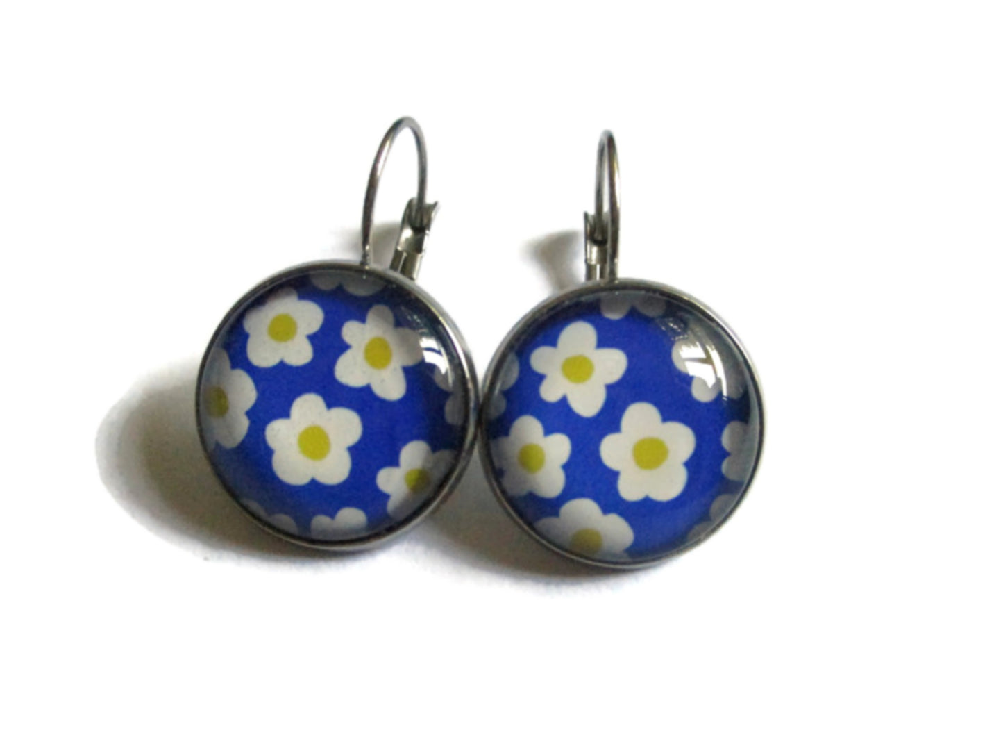 Boucles d'Oreilles Dormeuses fleurs retro blanches sur fond bleu