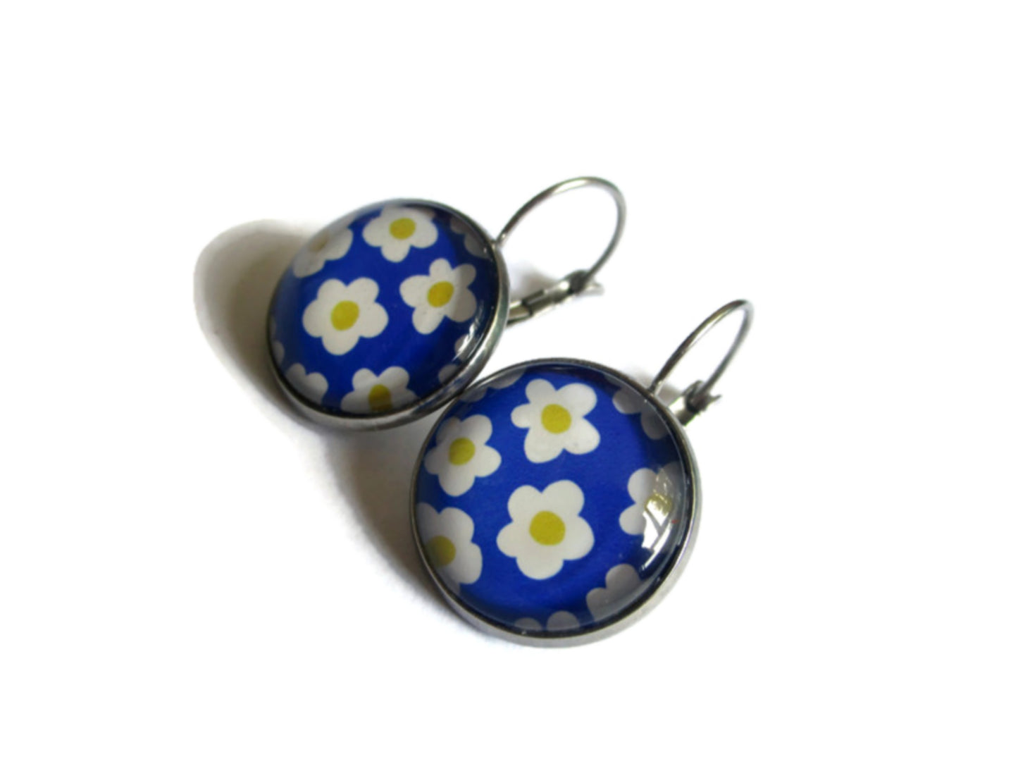 Boucles d'Oreilles Dormeuses fleurs retro blanches sur fond bleu