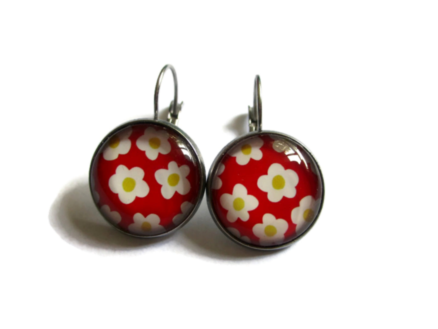 Boucles d'Oreilles Dormeuses fleurs retro blanches sur fond rouge