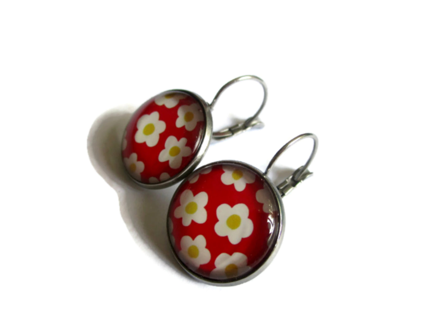 Boucles d'Oreilles Dormeuses fleurs retro blanches sur fond rouge