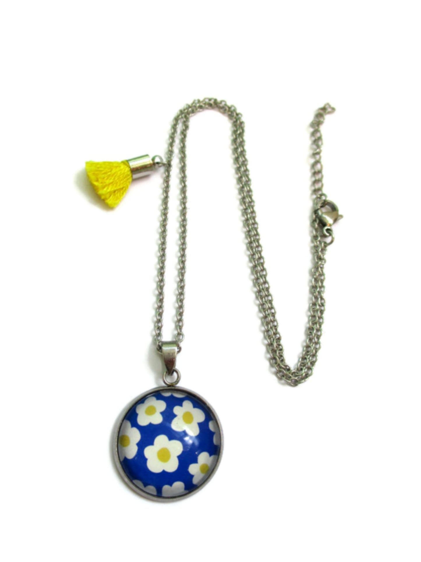 Collier Enfant Fleurs jaunes et blanches fond bleu