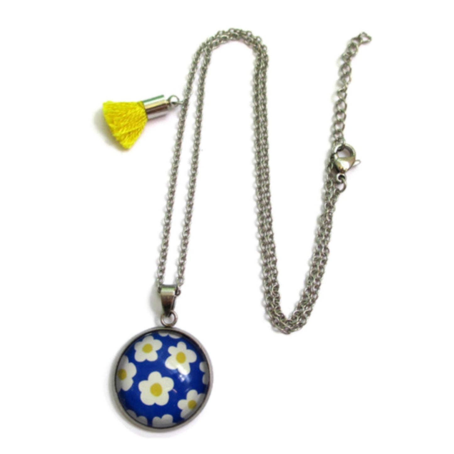 Collier Enfant Fleurs jaunes et blanches fond bleu