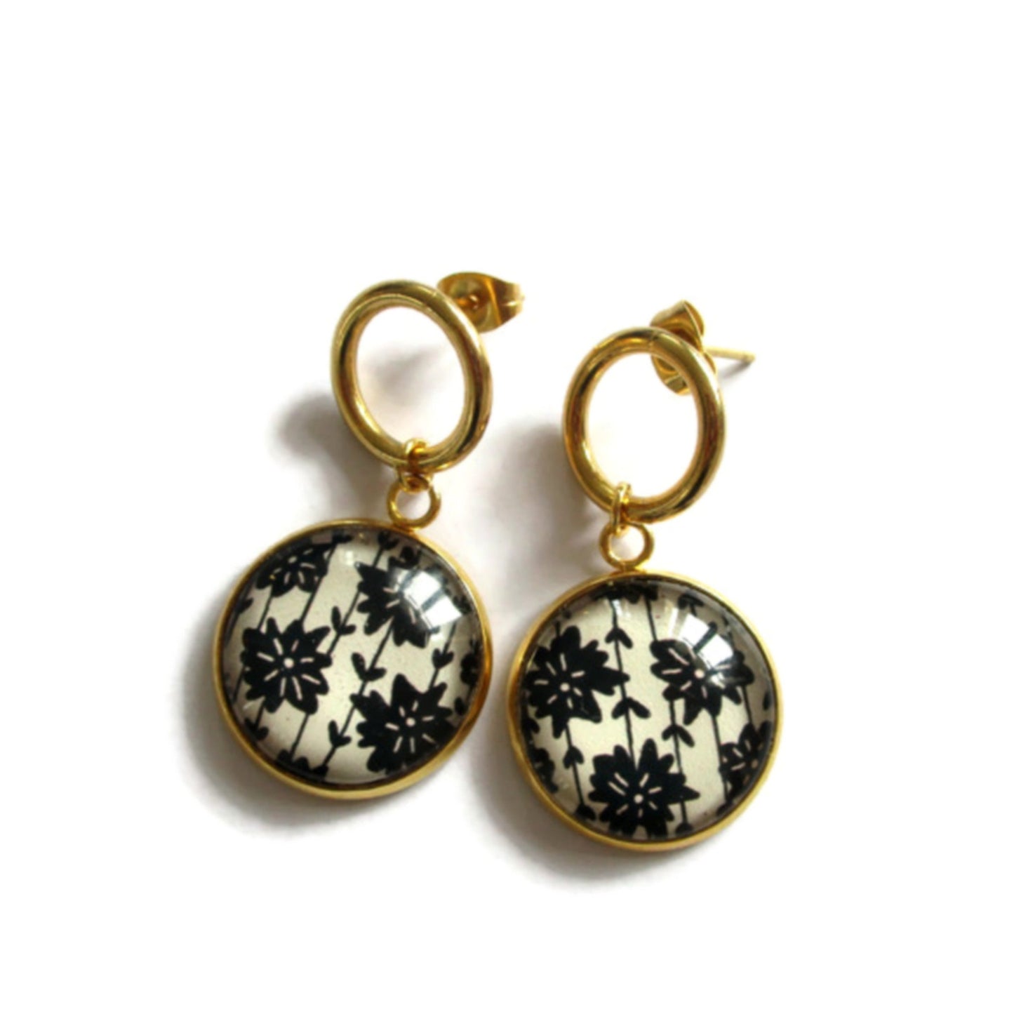 BOUCLES D'OREILLES PENDANTES dorées ou argentées, fleurs noires et blanches