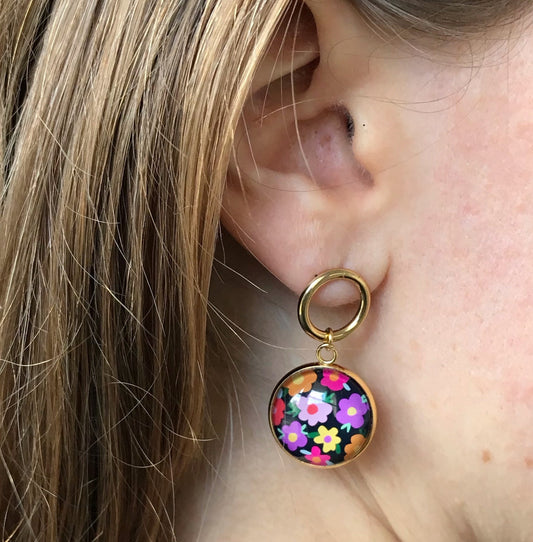 BOUCLES D'OREILLES PENDANTES dorées Fleurs multicolores sur fond noir