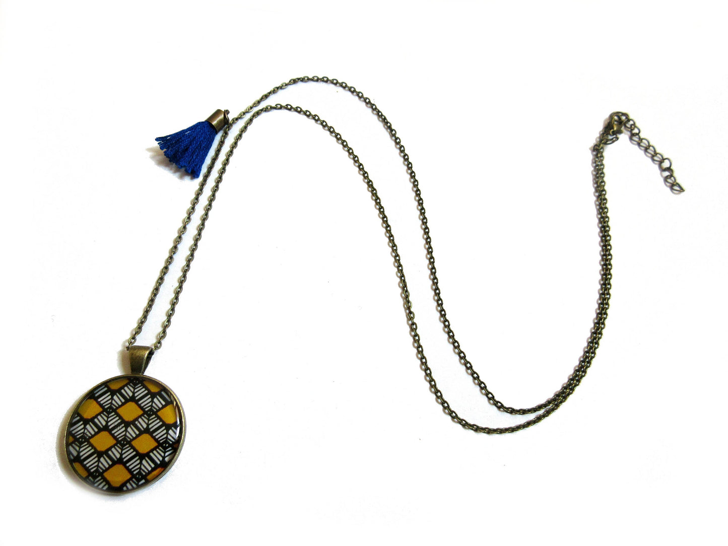 Collier Motif Ethnique Moutarde et pompon bleu