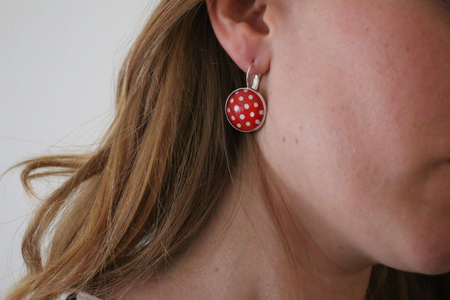 Boucles d'Oreilles Dormeuses Pois Rouges et Blancs