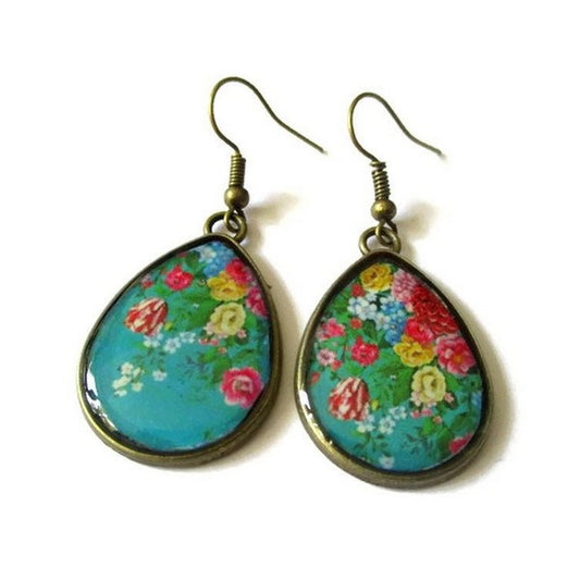 Boucles d'Oreilles Gouttes Fleurs Vintage sur Fond Vert