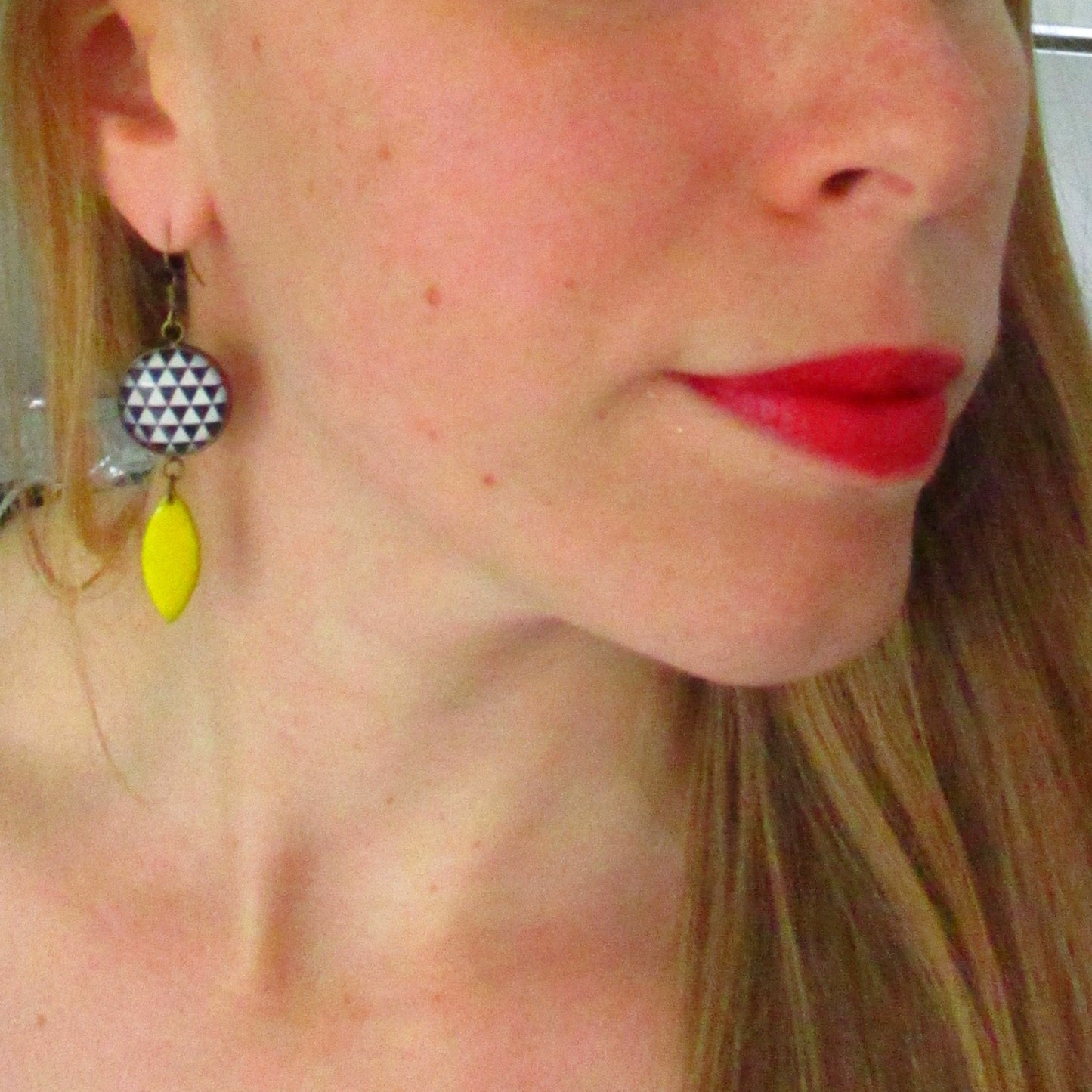 Boucles d'Oreilles Triangles Noirs et Blancs, émail Jaune