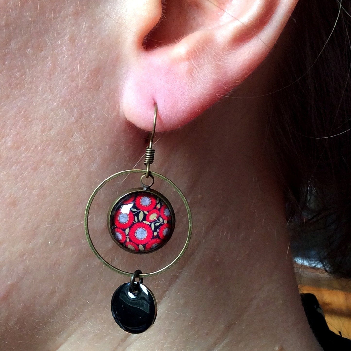 Boucles d'Oreilles Fleurs Rouges, émail Noir