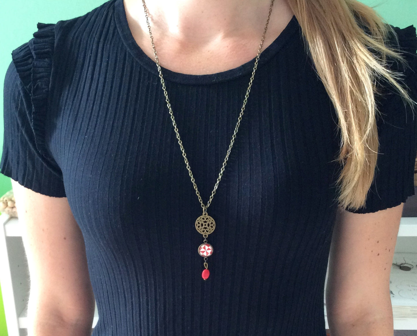 Collier Motif Triangles Rouges et Blancs, email rouge