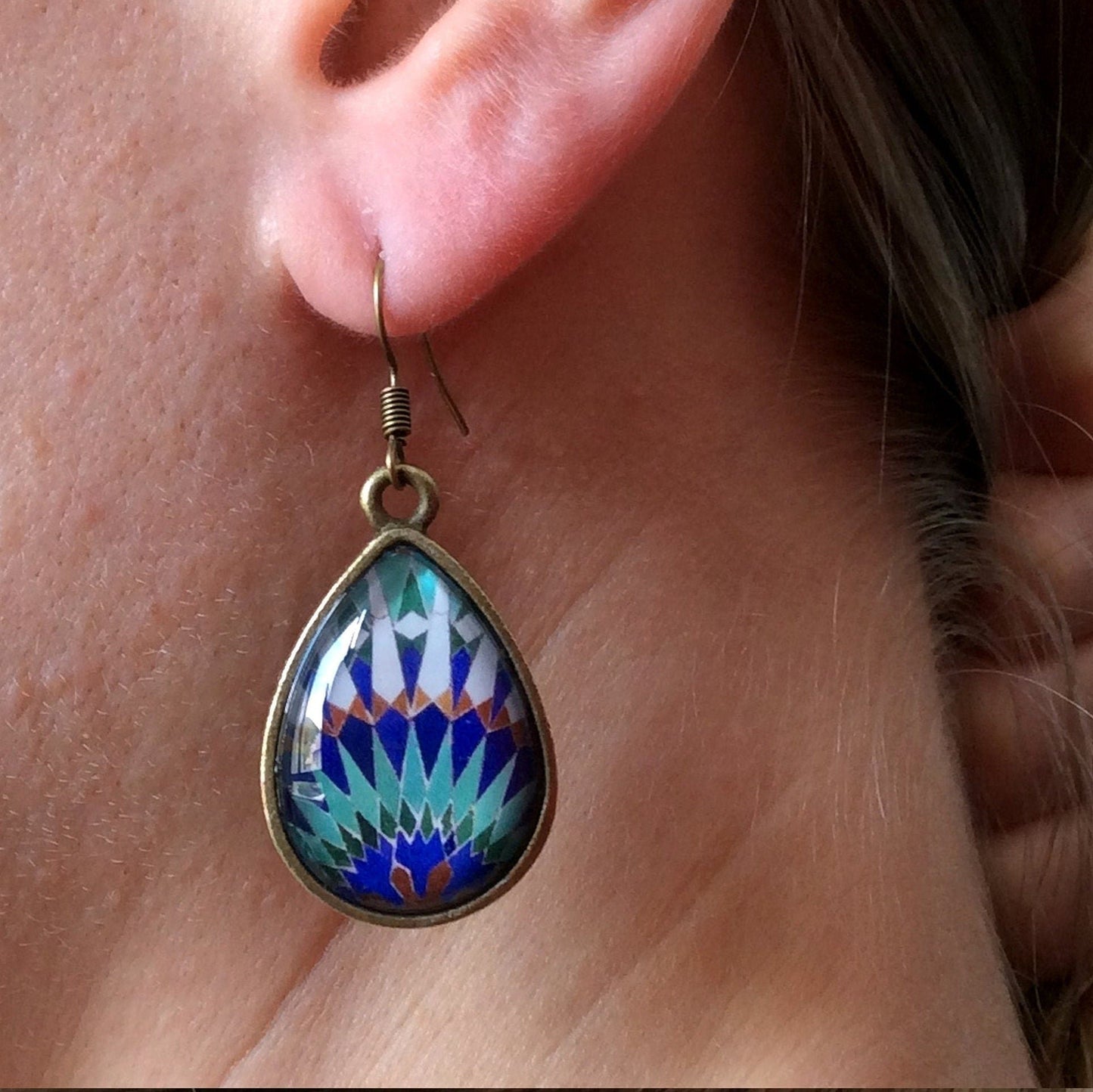 Boucles d'Oreilles Gouttes Motif Hippie Bleue et Vert