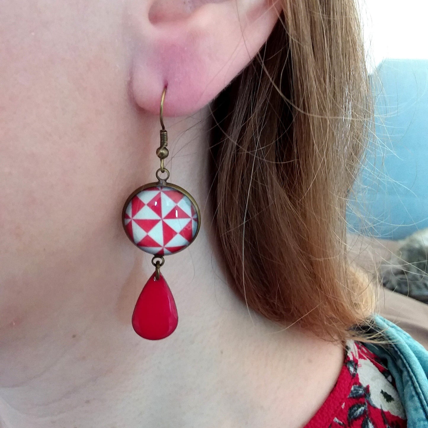 Boucles d'Oreilles Motif Géométrique Rouge et Blanc, émail