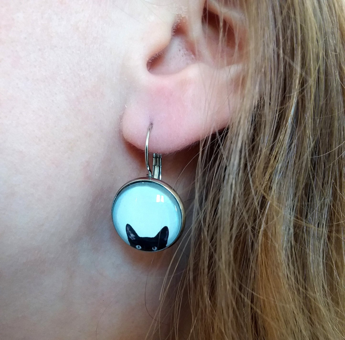 Peeking cat earrings