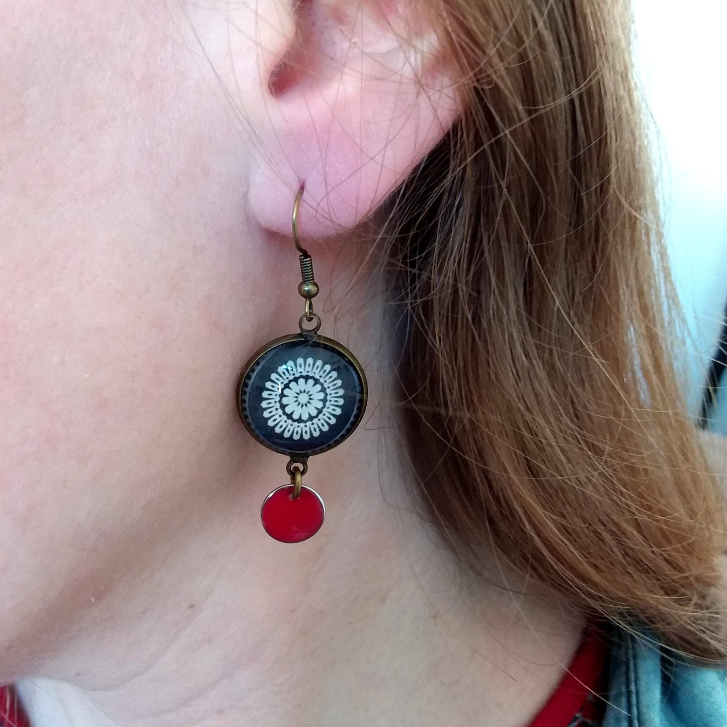 Boucles d'Oreilles Rosace Noire et Blanche, émail Rouge