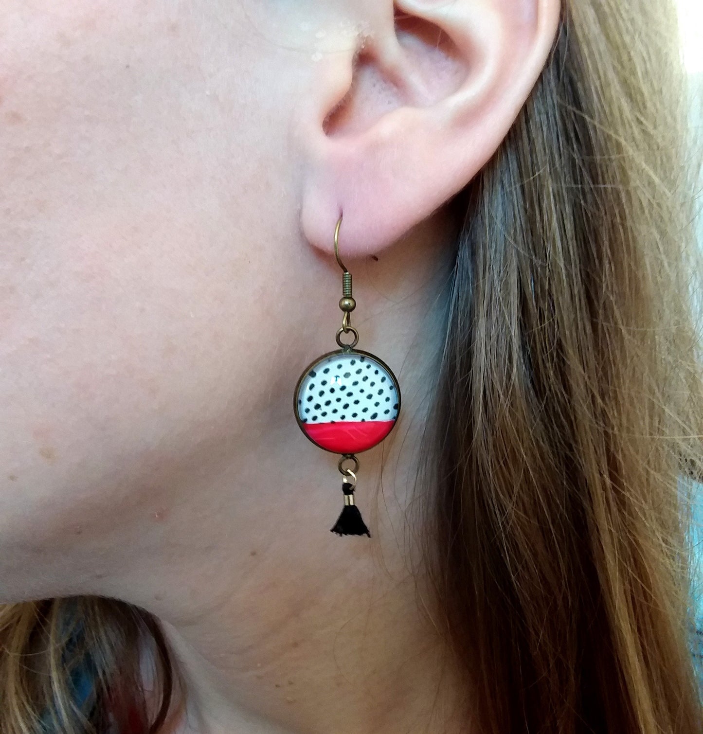 Boucles d'Oreilles Petits Pois Noirs et Blancs, Vernis Rouge, émail Noir