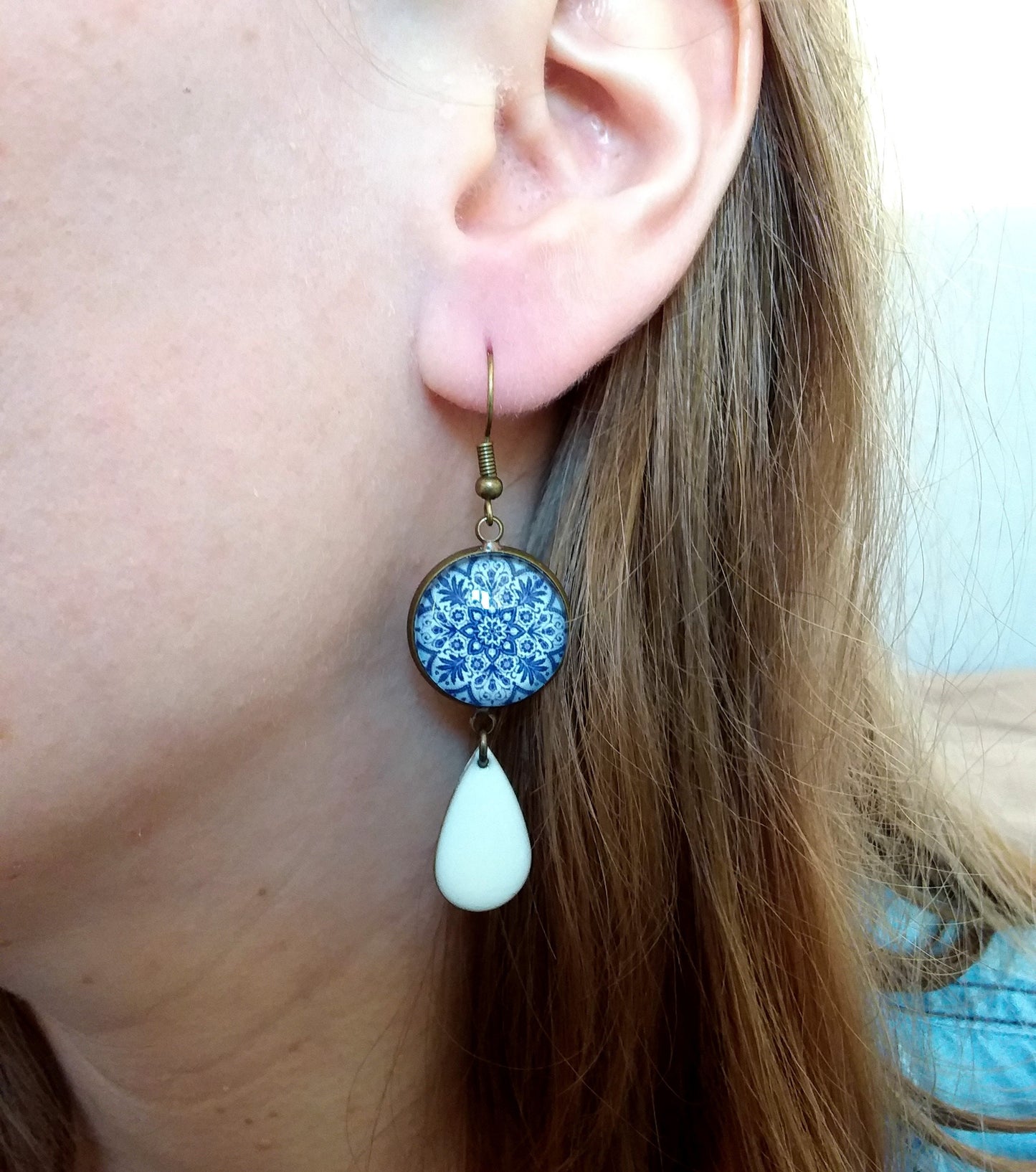 Boucles d'Oreilles Mandala Bleu, émail Blanc