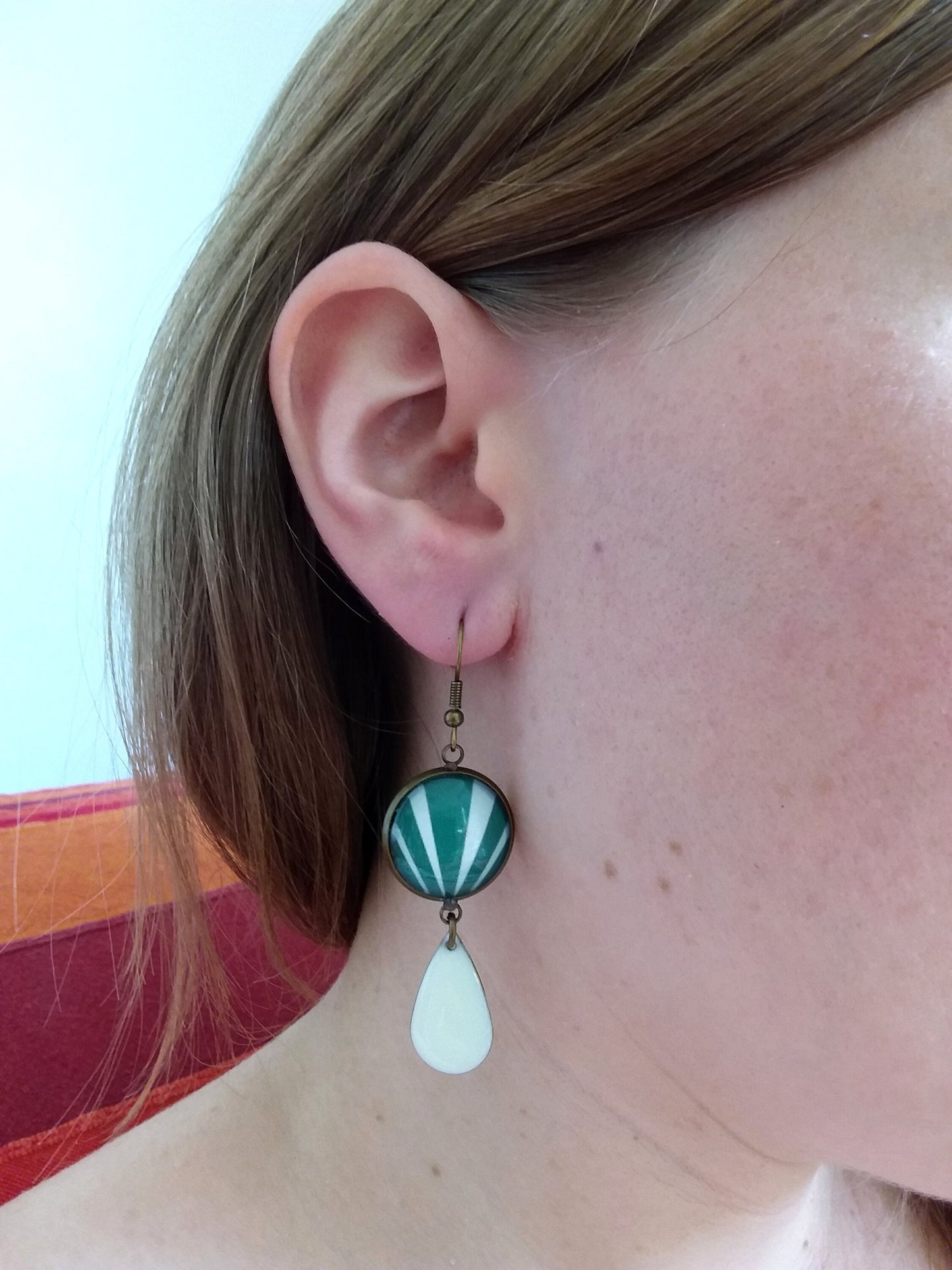 Boucles d'Oreilles Pendantes Vertes et Blanches, émail vert