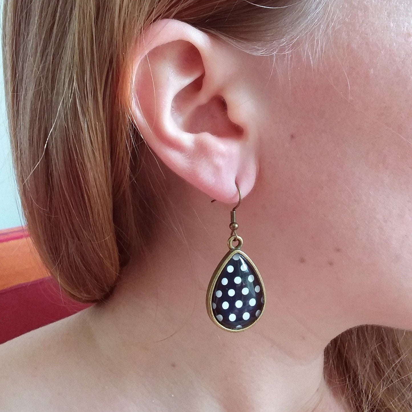 Boucles d'Oreilles Gouttes Pois Noirs et Blancs