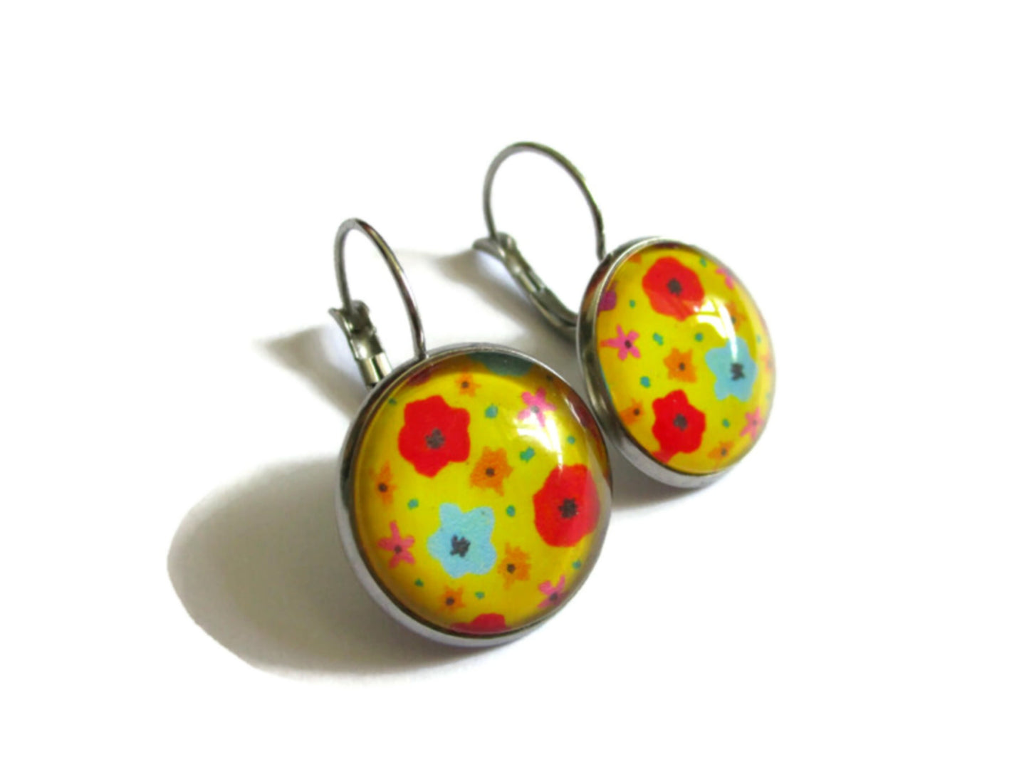 Boucles d'Oreilles Dormeuses Fleurs Multicolores sur fond jaune