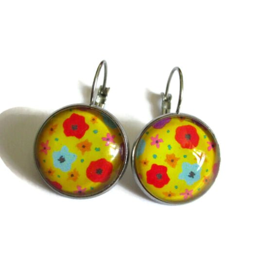 Boucles d'Oreilles Dormeuses Fleurs Multicolores sur fond jaune