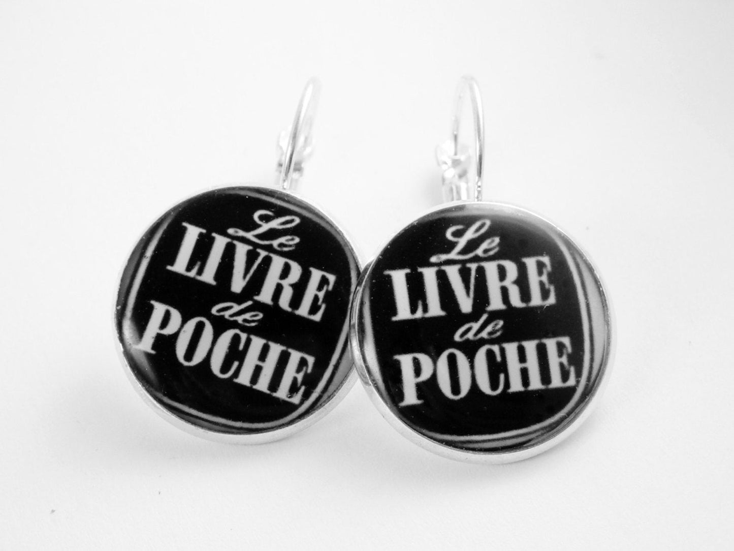 Boucles d'Oreilles Dormeuses Livre de Poche Noir et Blanc