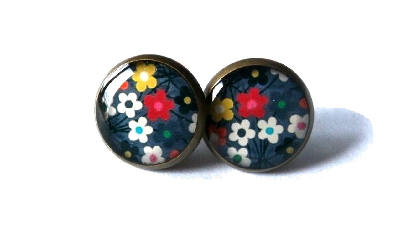 Puces d'Oreilles Fleurs Multicolores sur fond Gris