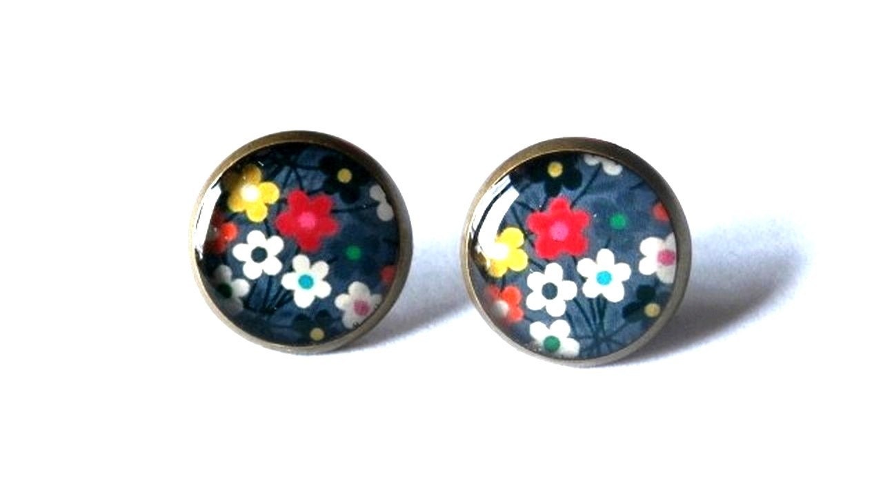 Puces d'Oreilles Fleurs Multicolores sur fond Gris