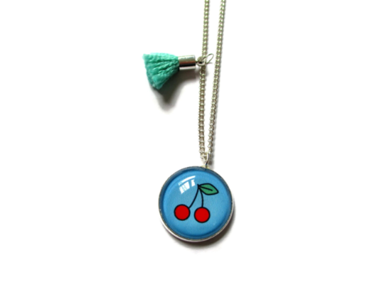 Collier Enfant Motif Cerise sur fond Bleu