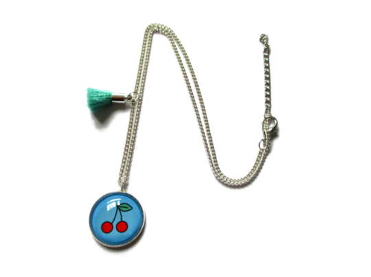 Collier Enfant Motif Cerise sur fond Bleu